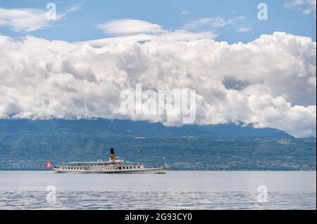 Lausanne, canton de Vaud, Suisse - 07.07.2021: Bateau à vapeur Suisse avec passagers sur le lac Léman par temps ensoleillé. Bateau CGN. Banque D'Images