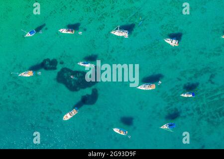 Vue aérienne des yachts et des bateaux à voile près de l'île d'IST, la mer Adriatique en Croatie Banque D'Images