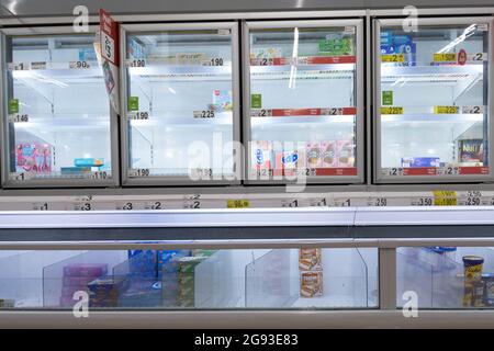 Presque vide étagères et pénurie de fournitures au supermarché SADA Angleterre Banque D'Images