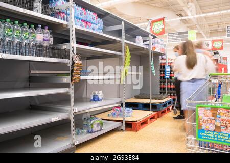 SUPERMARCHÉ ASDA allée vide de boissons et de fournitures alimentaires Angleterre Banque D'Images