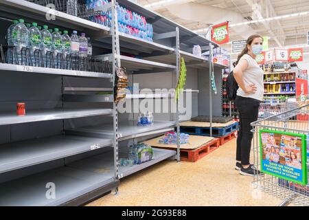 SUPERMARCHÉ ASDA allée vide de boissons et de fournitures alimentaires Angleterre Banque D'Images