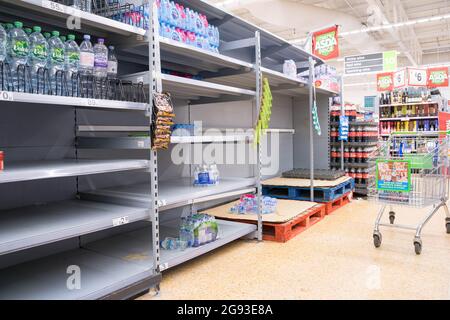 SUPERMARCHÉ ASDA allée vide de boissons et de fournitures alimentaires Angleterre Banque D'Images