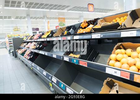 Pénurie de fruits et légumes frais dans le supermarché Sainsbury's England Grocery Banque D'Images