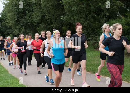 Complexe sportif Manor Park, Mansfield Woodhouse, Notinghamshire, Royaume-Uni. 24 juillet 2021. Coureurs, joggeurs et marcheurs qui participent au parc Mansfield, qui marque la fin de 70 semaines de parruns depuis l'épidémie de Covid19. Ce très populaire événement sportif de 5k parrun samedi matin, retourne à plus de 500 parcs et espaces ouverts à travers l'Angleterre. Crédit : Alan Beastrall/Alay Live News. Banque D'Images