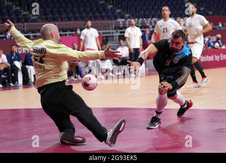 Tokyo, Japon. 24 juillet 2021. Le gardien de but Vincent Gerard (L) de France bloque Lucas Dario Moscariello (C) d'Argentine lors du handball préliminaire des hommes du groupe A match entre la France et l'Argentine à Tokyo, au Japon, le 24 juillet 2021. Credit: Meng Yongmin/Xinhua/Alamy Live News Banque D'Images