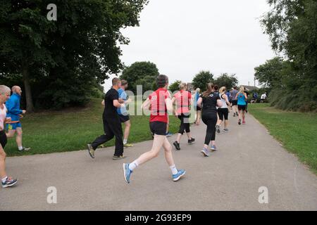 Complexe sportif Manor Park, Mansfield Woodhouse, Notinghamshire, Royaume-Uni. 24 juillet 2021. Coureurs, joggeurs et marcheurs qui participent au parc Mansfield, qui marque la fin de 70 semaines de parruns depuis l'épidémie de Covid19. Ce très populaire événement sportif de 5k parrun samedi matin, retourne à plus de 500 parcs et espaces ouverts à travers l'Angleterre. Crédit : Alan Beastrall/Alay Live News. Banque D'Images