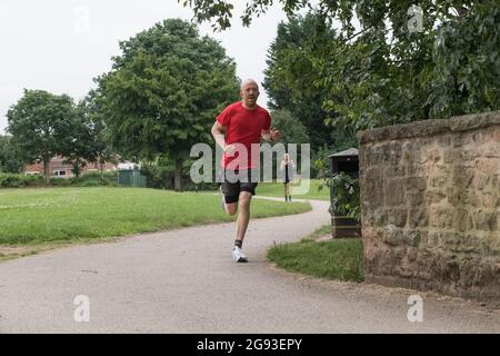 Complexe sportif Manor Park, Mansfield Woodhouse, Notinghamshire, Royaume-Uni. 24 juillet 2021. Coureurs, joggeurs et marcheurs qui participent au parc Mansfield, qui marque la fin de 70 semaines de parruns depuis l'épidémie de Covid19. Ce très populaire événement sportif de 5k parrun samedi matin, retourne à plus de 500 parcs et espaces ouverts à travers l'Angleterre. Crédit : Alan Beastrall/Alay Live News. Banque D'Images