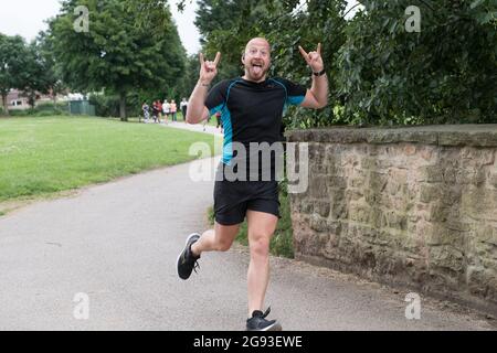 Complexe sportif Manor Park, Mansfield Woodhouse, Notinghamshire, Royaume-Uni. 24 juillet 2021. Coureurs, joggeurs et marcheurs qui participent au parc Mansfield, qui marque la fin de 70 semaines de parruns depuis l'épidémie de Covid19. Ce très populaire événement sportif de 5k parrun samedi matin, retourne à plus de 500 parcs et espaces ouverts à travers l'Angleterre. Crédit : Alan Beastrall/Alay Live News. Banque D'Images