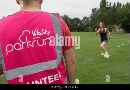 Complexe sportif Manor Park, Mansfield Woodhouse, Notinghamshire, Royaume-Uni. 24 juillet 2021. Coureurs, joggeurs et marcheurs qui participent au parc Mansfield, qui marque la fin de 70 semaines de parruns depuis l'épidémie de Covid19. Ce très populaire événement sportif de 5k parrun samedi matin, retourne à plus de 500 parcs et espaces ouverts à travers l'Angleterre. Crédit : Alan Beastrall/Alay Live News. Banque D'Images