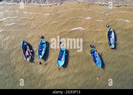 Vue aérienne des bateaux de pêche traditionnels en bois sur le lac Prespa en Albanie Banque D'Images