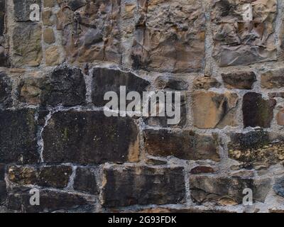 Vue rapprochée du mur en pierre historique de l'ancienne forteresse médiévale d'Esslingen, Bade-Wurtemberg, Allemagne avec motif beige et gris. Banque D'Images