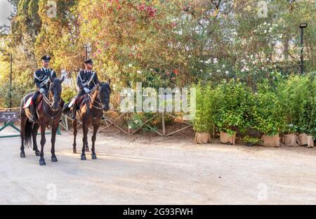 Syracuse Sicile Italie - juillet 22 2021 : deux fiers carabiniers à cheval dans le parc archéologique de Neapolis Banque D'Images