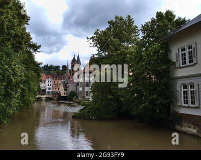 Belle vue sur le canal idyllique Wehrneckarkanal dans le centre historique de la ville d'Esslingen am Neckar, Bade-Wurtemberg, Allemagne avec une église célèbre. Banque D'Images