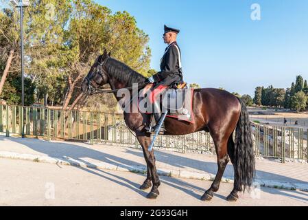 Syracuse Sicile Italie - juillet 22 2021 : une fière carabinière à cheval dans le parc archéologique de Neapolis Banque D'Images