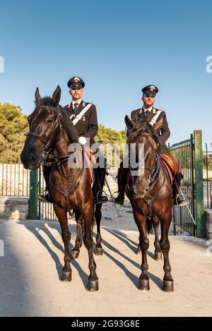 Syracuse Sicile Italie - juillet 22 2021 : deux fiers carabiniers à cheval dans le parc archéologique de Neapolis Banque D'Images