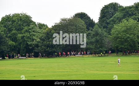 Brighton UK 24 juillet 2021 - des centaines de coureurs participent au Parkrun qui a eu lieu ce matin à Preston Park Brighton . Les courses de parc ont repris aujourd'hui pour la première fois après que les restrictions COVID-19 ont été assouplies dans toute l'Angleterre cette semaine : Credit Simon Dack / Alamy Live News Banque D'Images