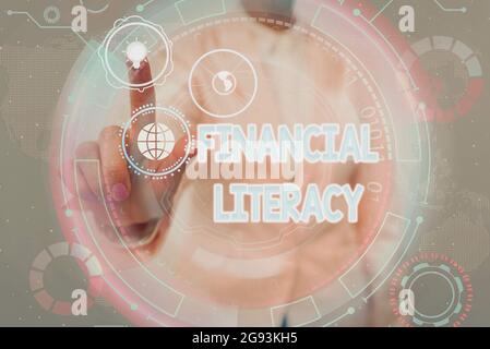 Texte d'écriture littératie financière. Mot écrit sur l'éducation et la compréhension de divers domaines financiers Lady en uniforme tenant tablette en main Banque D'Images