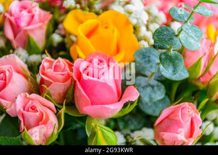 Beau bouquet dans un panier de différentes roses. Banque D'Images