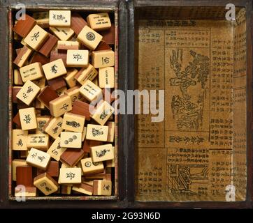 Vintage Bone et bambou Mahjong ou mah-jongg jouant des tuiles dans la boîte. Arrière-plan. Banque D'Images