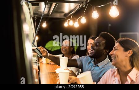 Heureux multiracial personnes achetant repas de cuisine de camion de nourriture - moderne affaires et le concept à emporter Banque D'Images