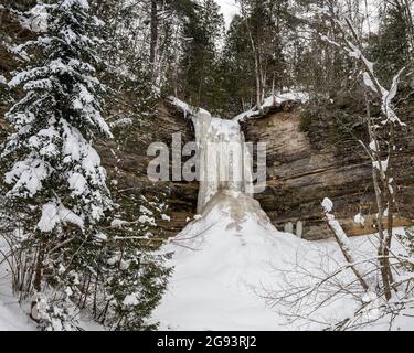 Frozen Munising Falls, dans Pictured Rocks National Lakeshore, Munising, Michigan. Banque D'Images