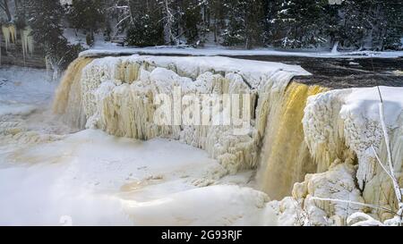 Frozen Tahquamenon Falls, dans le parc national de Tahquamenon Falls, près de Paradise, Michigan. Banque D'Images