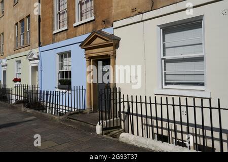 Bâtiments historiques le long du Paragon, une rue historique de la ville de Bath, classée au patrimoine mondial, à Somerset, au Royaume-Uni Banque D'Images