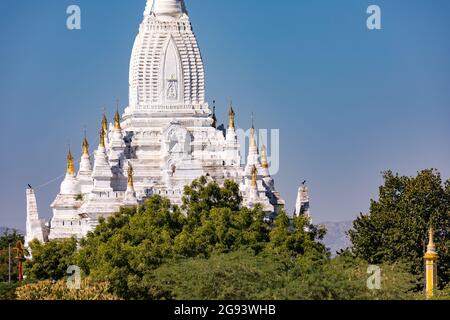 Le temple de Lemyethna, blanc et richement décoré, est situé à Bagan, dans l'ancienne Birmanie, sur le site du patrimoine mondial de l'UNESCO Banque D'Images