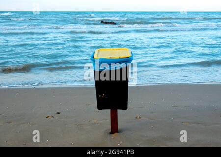 Conteneur de déchets sur la plage de Silvi Marina, Italie Banque D'Images