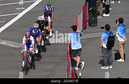 Shizuoka, Japon. 24 juillet 2021. Les cyclistes participent à la course cycliste sur route Tokyo 2020 à Shizuoka, au Japon, le 24 juillet 2021. Crédit : He Changshan/Xinhua/Alay Live News Banque D'Images