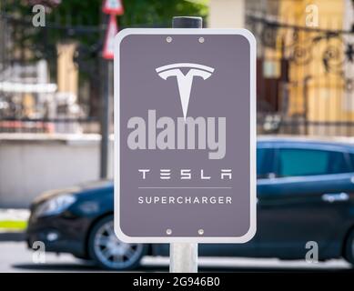 Timisoara, Roumanie - 06.19.2021: Tesla Supercharger stall station signe à Timisoara Banque D'Images