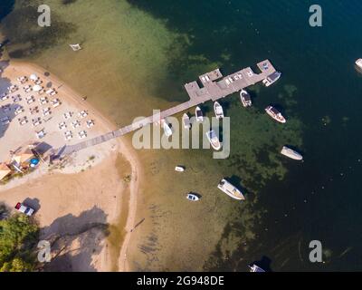 Plage de Vourvourou avec des bateaux d'en haut à Chalkidiki, Grèce Banque D'Images