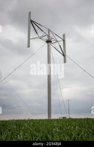 Éolienne à axe vertical, également appelée éolienne Darrieus, près de Duelmen-Rorup, région de Muensterland, Rhénanie-du-Nord-Westphalie, Allemagne. Vertikal-Win Banque D'Images