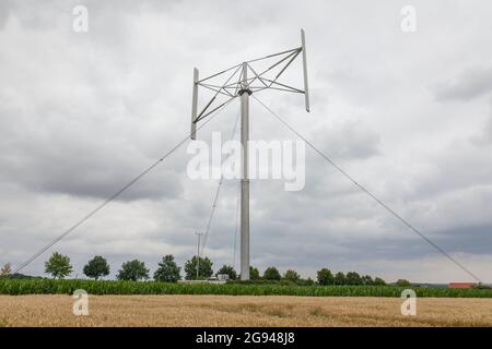 Éolienne à axe vertical, également appelée éolienne Darrieus, près de Duelmen-Rorup, région de Muensterland, Rhénanie-du-Nord-Westphalie, Allemagne. Vertikal-Win Banque D'Images