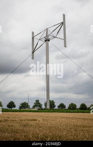 Éolienne à axe vertical, également appelée éolienne Darrieus, près de Duelmen-Rorup, région de Muensterland, Rhénanie-du-Nord-Westphalie, Allemagne. Vertikal-Win Banque D'Images