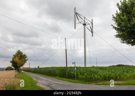 Éolienne à axe vertical, également appelée éolienne Darrieus, près de Duelmen-Rorup, région de Muensterland, Rhénanie-du-Nord-Westphalie, Allemagne. Vertikal-Win Banque D'Images