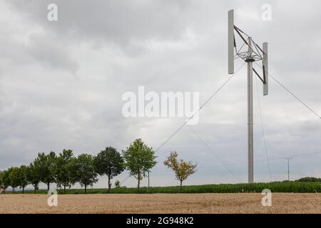 Éolienne à axe vertical, également appelée éolienne Darrieus, près de Duelmen-Rorup, région de Muensterland, Rhénanie-du-Nord-Westphalie, Allemagne. Vertikal-Win Banque D'Images