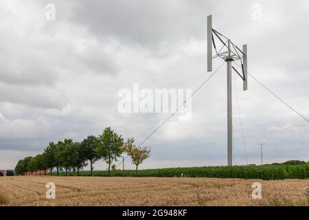 Éolienne à axe vertical, également appelée éolienne Darrieus, près de Duelmen-Rorup, région de Muensterland, Rhénanie-du-Nord-Westphalie, Allemagne. Vertikal-Win Banque D'Images