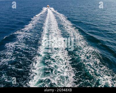 Plage de Vourvourou avec des bateaux d'en haut à Chalkidiki, Grèce Banque D'Images