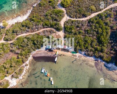 Plage de Vourvourou avec des bateaux d'en haut à Chalkidiki, Grèce Banque D'Images