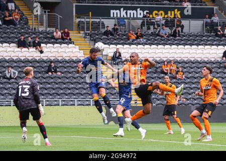 Hull, Royaume-Uni. 24 juillet 2021. Hull City Josh Magennis défis pour une balle croisée élevée, le 7/24/2021. (Photo de David Greaves/News Images/Sipa USA) crédit: SIPA USA/Alay Live News crédit: SIPA USA/Alay Live News Banque D'Images