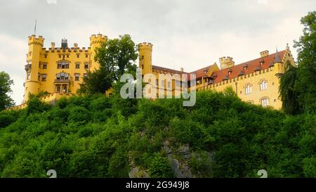 Château de Hohenschwangau en Bavière, Allemagne. Le Palais romantique de la haute-Schwangau est une destination touristique très populaire dans le sud de l'Allemagne. Banque D'Images