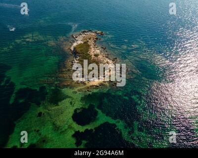 Plage de Vourvourou avec des bateaux d'en haut à Chalkidiki, Grèce Banque D'Images