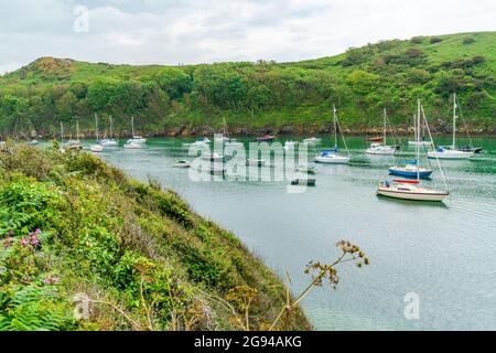 SOLVA, PAYS DE GALLES - 29 JUIN 2021 : bateaux et yachts dans le port de Solva, baie de St brides. Banque D'Images