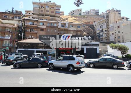 Beyrouth, Liban. 22 juillet 2021. Les clients font la queue dans une station-service à Zahle, au Liban, le 22 juillet 2021.en raison du manque de carburant, les stations-service au Liban ne peuvent actuellement pas répondre aux besoins de tous les clients et les gens utilisent pour dormir la nuit dans leur voiture en attendant l'ouverture des stations. Selon le journal l'Orient le jour, dans la nuit entre le 23 et le 24 juillet, un camion a frappé certaines voitures faisant la queue dans une station-service de Beyrouth, tuant une personne et en blessant trois autres. (Photo d'Elisa Gestri/Sipa USA) crédit: SIPA USA/Alay Live News Banque D'Images