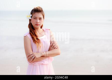 Femme asiatique et fleur de la plumeria Banque D'Images