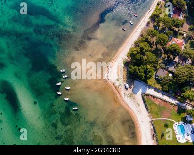 Plage de Vourvourou avec des bateaux d'en haut à Chalkidiki, Grèce Banque D'Images