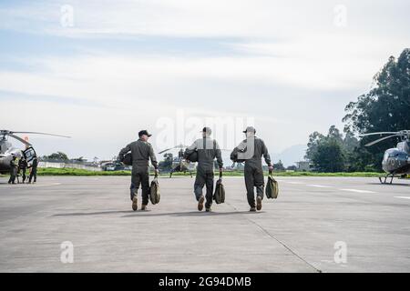 trois militaires marchant sur une piste vers les hélicoptères Banque D'Images