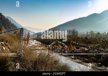 pont suspendu au lever du soleil avec image de fond de montagne est pris au shergaon arunachal pradesh inde. Banque D'Images