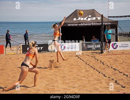 Portobello, Édimbourg, Écosse, Royaume-Uni. 24 juillet 2021. L'événement de volley-ball 2021 de la série Grand Chelem de UKBT, organisé par l'Association écossaise de volley-ball en partenariat avec UK Beach l'association écossaise de Katie Barbour et Rachel Morrison a remporté leur premier match 19-17 contre Tessis/Berstautaite lors du premier événement écossais Grand Chelem ! Crédit : Arch White/Alamy Live News. Banque D'Images